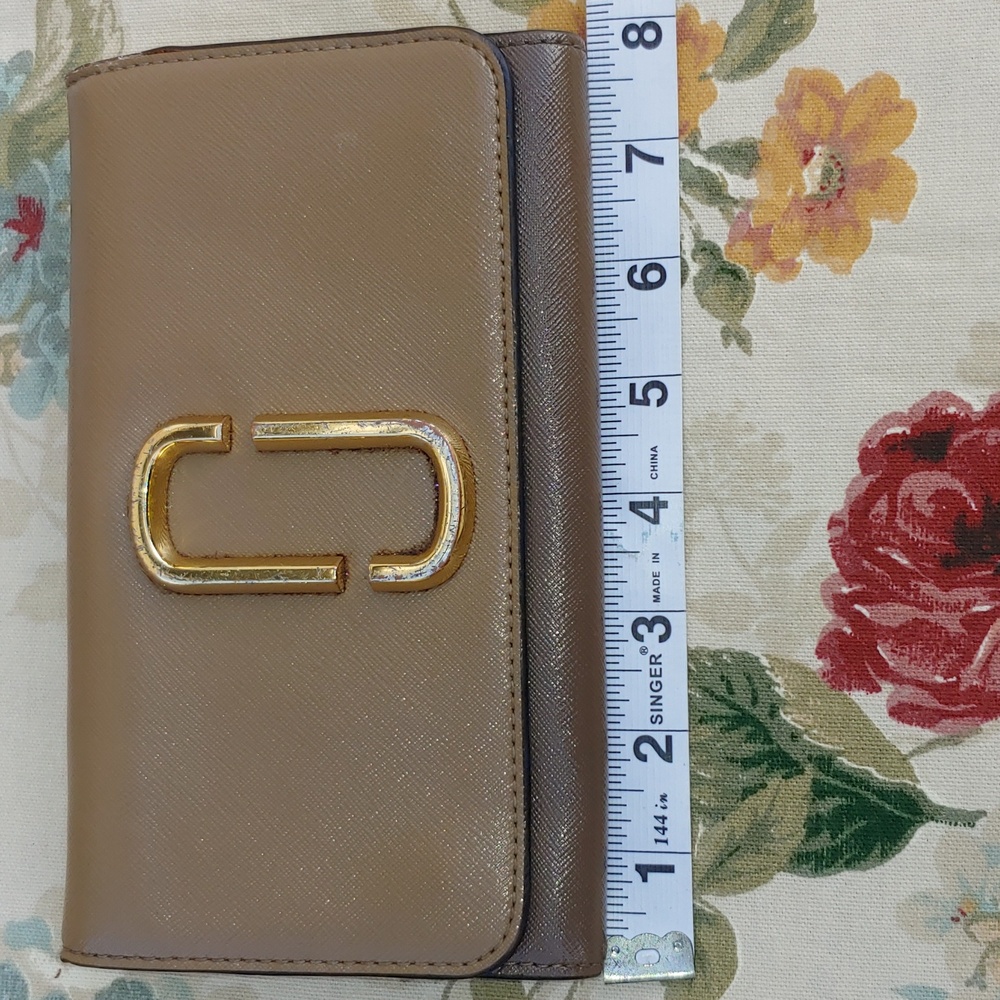 Marc Jacobs Tan and Brown Saffiano Leather Fold Clutch Wallet - Picture 9 of 17